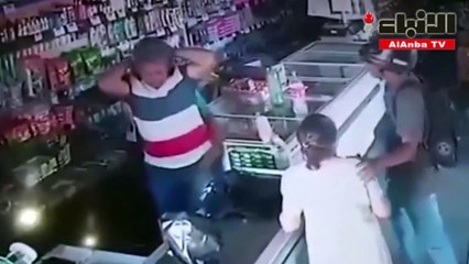 بالفيديو لص يقبل رأس عجوز أثناء السرقةاحتفظي بهدوئك لا أريد مالك