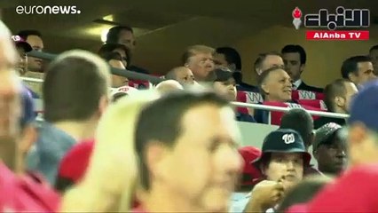 بالفيديو صيحات منددة بترامب خلال حضوره إحدى مباريات دوري بيسبول بمعية زوجته
