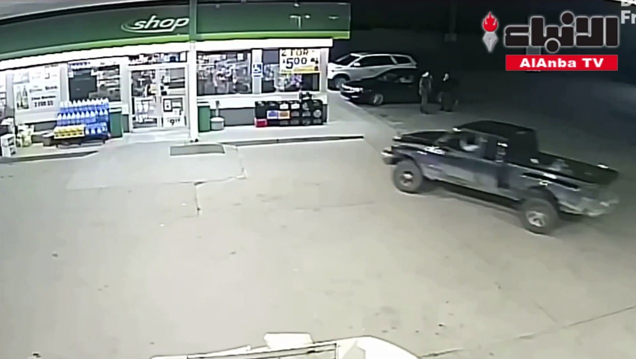سائق متهور يحطم بسيارته محطة وقود أمريكية