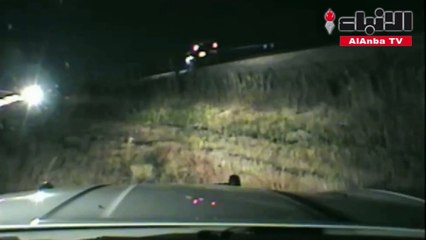 شرطي يسحب سائقاً من سيارته قبل أن يسحقها قطار بثوانٍ