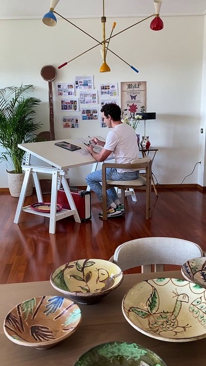 Mika redonne des couleurs à Paris, un projet avec sa soeur Paloma et la complicité d'Olivier Gabet, directeur du Musée des Arts décoratifs. Mika est en plein travail.