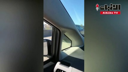 يقود سيارته