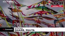 عشرات الطائرات الورقية الملونة تزين سماء مالطا في مهرجان دولي