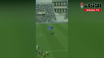 مشجع يهبط من السماء وسط مباراة كرة قدم