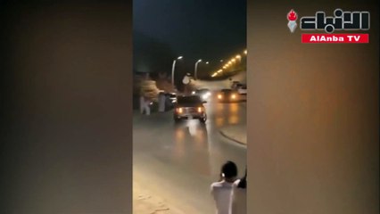 مقحص يفقد السيطرة على مركبته ويصطدم بعمود كهربائي بطريق عام