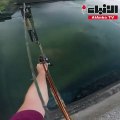 بالفيديو هل تستطيع أن تفعلها؟ شاهد أغرب صيد لسمكة على بعد 23 مترا