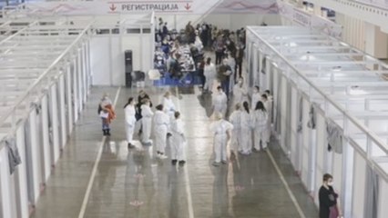 Mucha vacuna china y cita previa: Claves de Serbia para liderar la inmunización