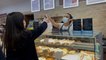 Avec l'aide de la Mosquée de Paris, un boulanger offre des sandwichs aux étudiants dans le besoin
