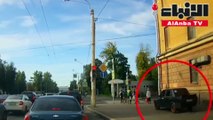 ماذا فعل سائق روسي كي لا يتوقف في إشارة المرور؟