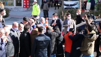 Bakan Kurum Kırşehir’de, Cumhurbaşkanı Erdoğan'ın fotoğrafının olduğu pastayı kesti