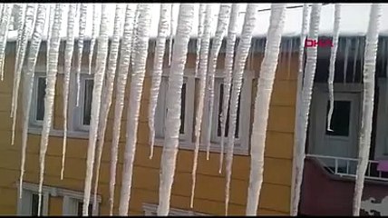 Ağrı'da buz sarkıtları metrelerce uzadı!