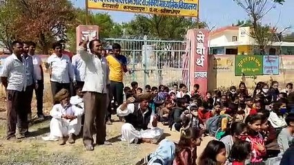 Télécharger la video: शिक्षक नहीं पहुंचने पर ग्रामीण पहुंचे स्कूल, ताला लगाकर दिया धरना