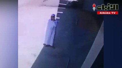 Download Video: لحظة نجاة شخص من حادث دهس خلال انشغاله بالهاتف