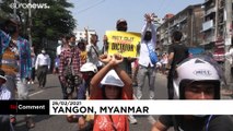 شاهد: عناصر شرطة ميانمار تفرق بالقوة متظاهرين مناهضين للانقلاب