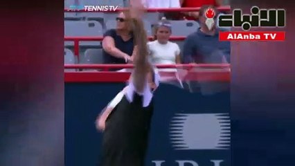 لاعب تنس يسقط بالكرة هاتفا من يد مشجعة بالصدفة