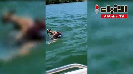 رجل شجاع ينقذ غزالة من الغرق!