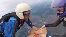 Paraşütle atlayıp havada süzülürken pizza yediler
