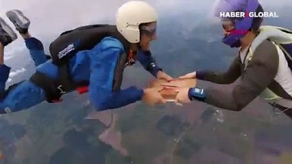 Çılgın paraşütçülerin havada pizza keyfi kamerada