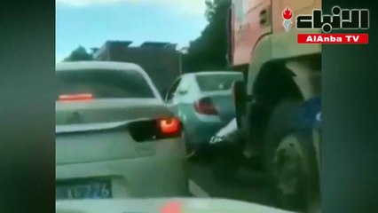 شاحنة تدهس سيدة وتخرج حية!