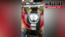 ثور هائج يهجم على سائق دراجة نارية