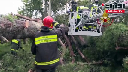 عاصفة قوية تجبر الناس على الهرب ركضا بأحد الشواطئ الإيطالية