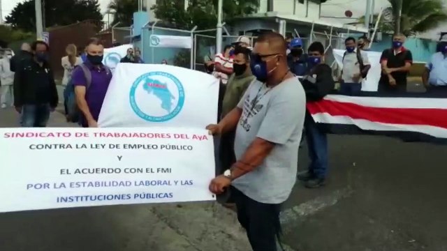 ext-funcionarios-de-aya-se-manifiestan-contra-ley-de-empleo-publico-010321