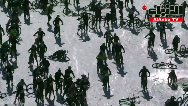 مشهد يحبس الأنفاس لحادث تصادم الدراجات فوق جبال الألب