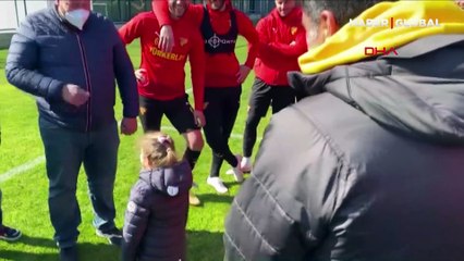 İzmir depreminin sembolü Ayda, Göztepe antrenmanında