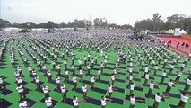 شاهد- رئيس الوزراء الهندي يظهر قدراته على ممارسة اليوغا …