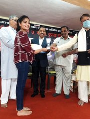 सरस्वती विद्यामंदिर में एलआईसी ने किया प्रतिभावान विद्यार्थियों का सम्मान
