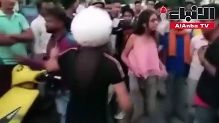 فتاتان جريئتان تتصديان لشابين تحرشا بهما بطريقة شجاعة