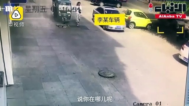 ردة فعل رجل عندما رأى زوجته في سيارة رجل آخر