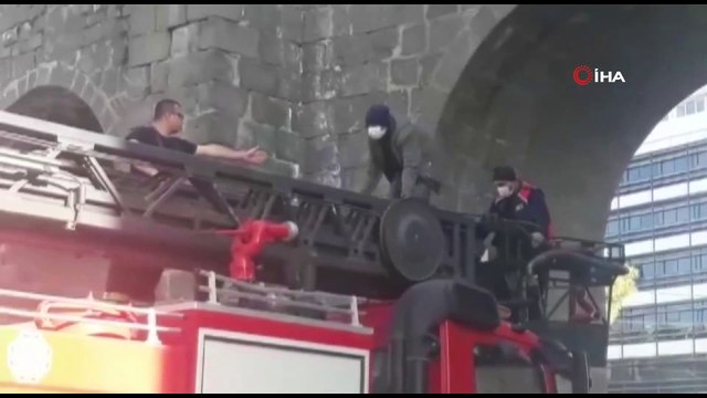 Psikolojik sorunları olan genci polis ve itfaiye ekipleri intihardan vazgeçirdi