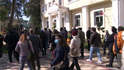 Bornova Belediyesi önünde alkışlı protesto