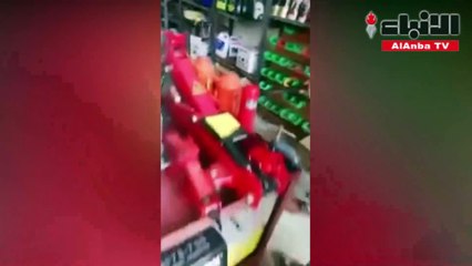 الإمساك بذئب اختبأ داخل محل لقطع غيار السيارات بتبوك