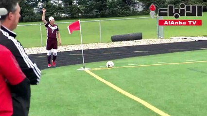 لاعب كرة قدم يسجل هدفا غريبا