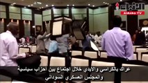 عراك بالكراسي والأيدي خلال اجتماع بين أحزاب سياسية والمجلس العسكري السوداني