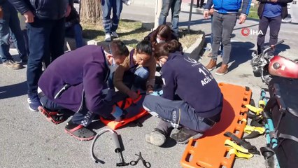 Kuşadası’nda kamyonet ile motosiklet çarpıştı, iki kişi yaralandı