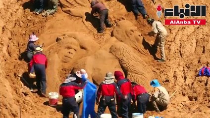 فنانون بوليفيون يحولون رمال الشواطئ إلى لوحة زيتية هائلة الضخامة احتفالاً بعيد القيامة