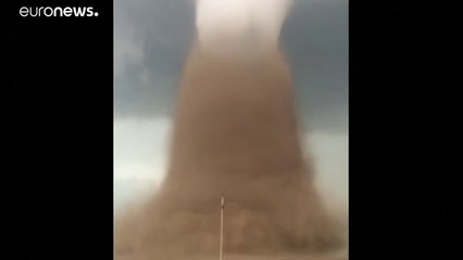 شاهد إعصار سرعته 90 كم بالساعة يضرب جنوبي رومانيا