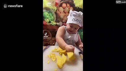 Ce petit chef de 3 ans vous montre comment on cuisine... paffff