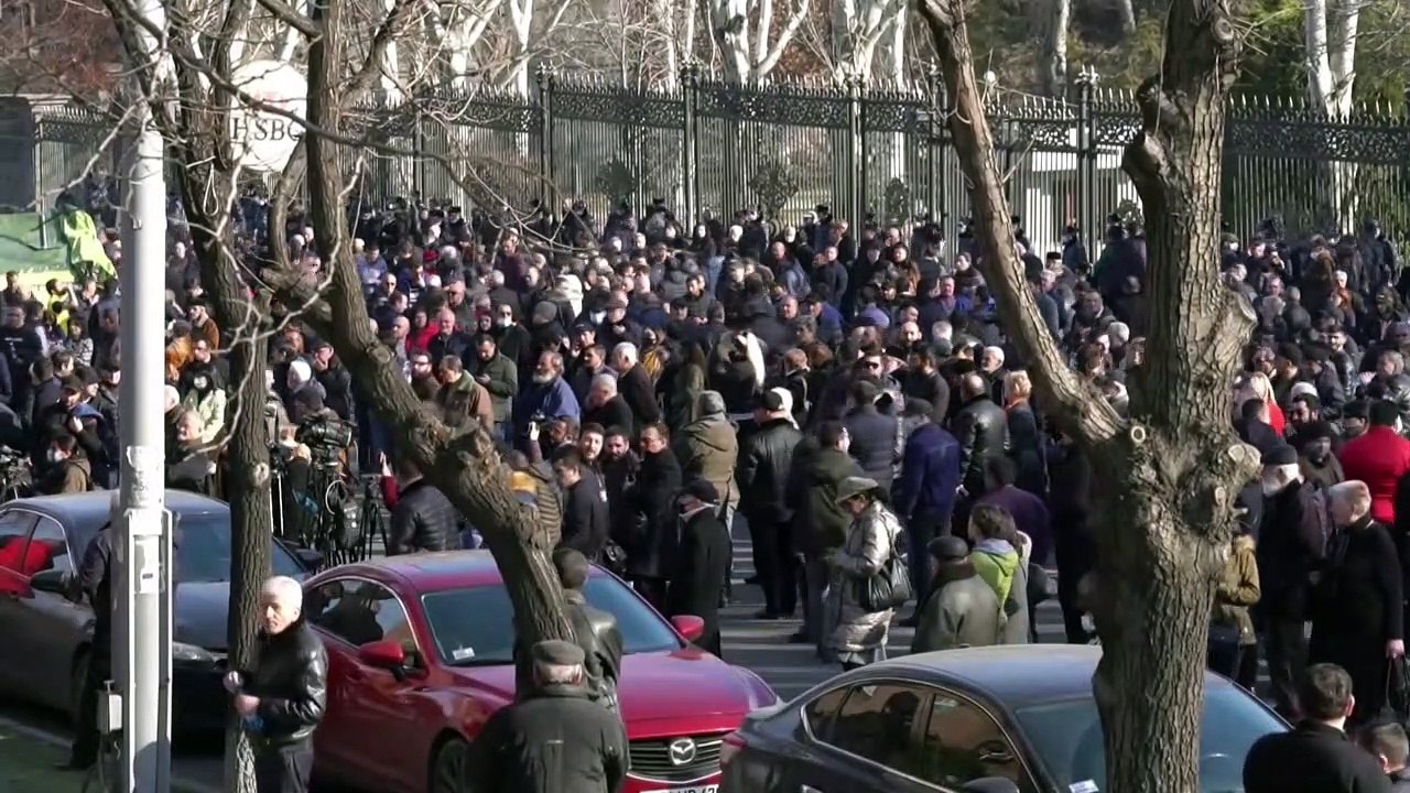 الالاف ينزلون إلى شوارع يريفان للمطالبة باستقالة رئيس الوزراء