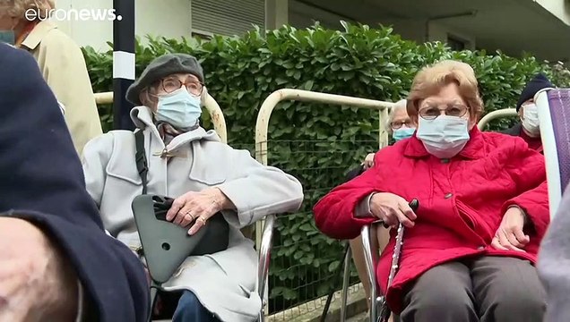 Дайте нам вакцину! : акция протеста в доме престарелых в Бордо