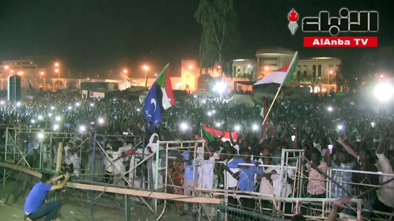 المعارضة السودانية تواصل الاعتصام بعد تعليق المفاوضات مع المجلس العسكري