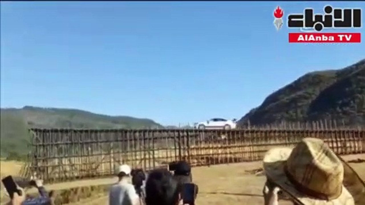 سائق يحطم رقما قياسيا عالميا بالقفز بسيارته فوق نهر جار!