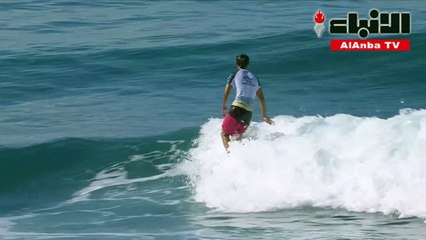 مراهق إندونيسي يهزم بطل العالم في ركوب الأمواج في بالي