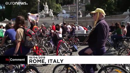 شاهد الدراجات الهوائية لتوليد الكهرباء أثناء خطاب الناشطة تونبرغ في روما …