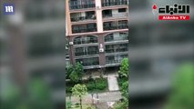 زوج غاضب من زوجته يلقي أثاث المنزل من الطابق الـ23