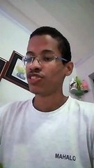 Valter Bitencourt Júnior lendo três haicais de própria autoria