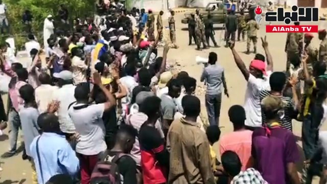 الآلاف من أنصار المعارضة يعتصمون خارج مقر القيادة العامة للجيش لليوم الخامس على التوالي